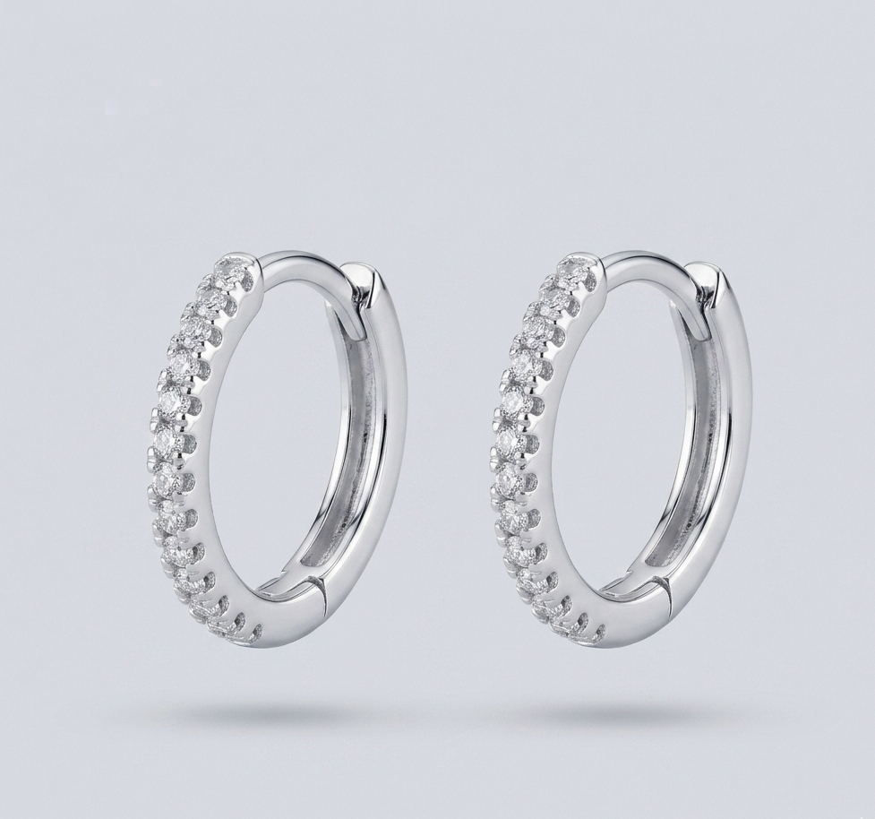 Argola Cravejada de Prata 925 Zircônias Brancas